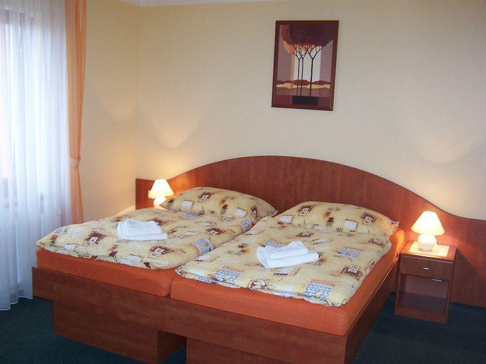 Hotel Palace Plzeň Kültér fotó