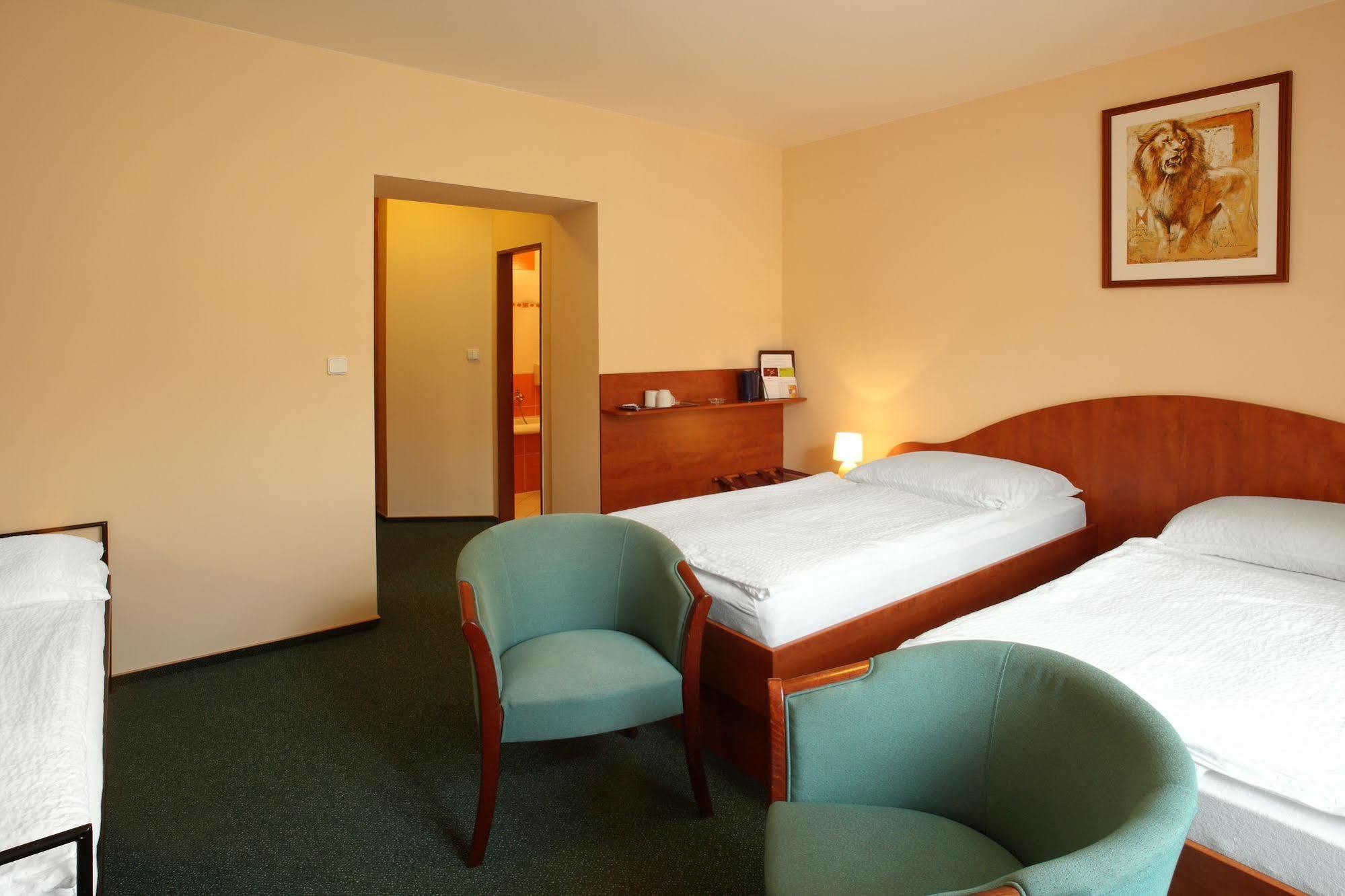 Hotel Palace Plzeň Kültér fotó